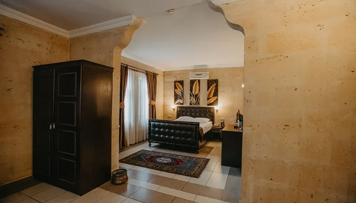 Deluxe_Quadruple_Stone_Room0
