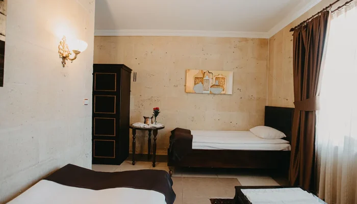 Deluxe_Quadruple_Stone_Room10