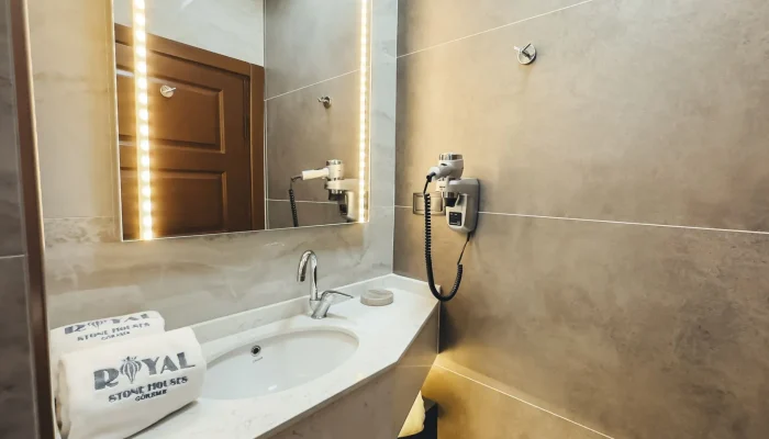 Deluxe_Triple_Stone_Room_with_Balcony13